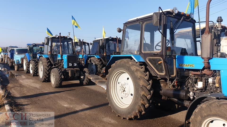Под Одессой более 400 аграриев несколько часов перекрывали дорогу и никого не пропускали (фото) «фото»