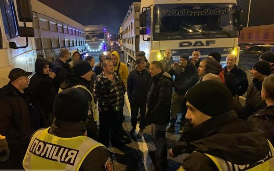 Дальнобойщики перекрыли трассу Одесса — Киев в районе Дачного (фото) ОБНОВЛЕНО usionline.com Дальнобойщики перекрыли трассу Одесса — Киев в районе Дачного (фото) ОБНОВЛЕНО «фото»