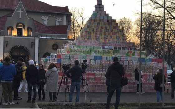Одесские волонтеры выстроили рекордную пирамиду подарков для детдомов по всей Украине (фото) usionline.com Одесские волонтеры выстроили рекордную пирамиду подарков для детдомов по всей Украине (фото) «фото»
