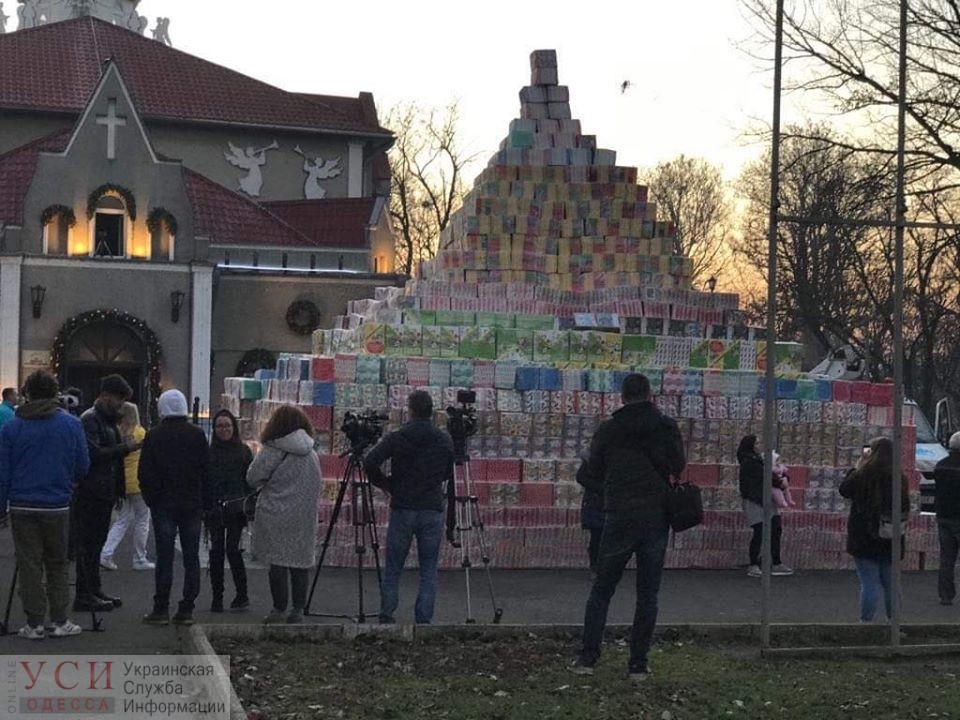 Одесские волонтеры выстроили рекордную пирамиду подарков для детдомов по всей Украине (фото) «фото»