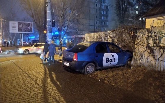 Автомобиль такси проломил забор частного дома на Таирова usionline.com Автомобиль такси проломил забор частного дома на Таирова «фото»