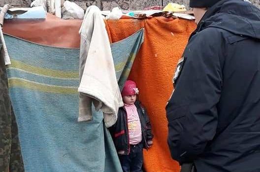 Жила на свалке в шалаше из одеял: в Одессе спасли маленькую девочку, которую отец оставил одну на пустыре (фото) usionline.com Жила на свалке в шалаше из одеял: в Одессе спасли маленькую девочку, которую отец оставил одну на пустыре (фото) «фото»