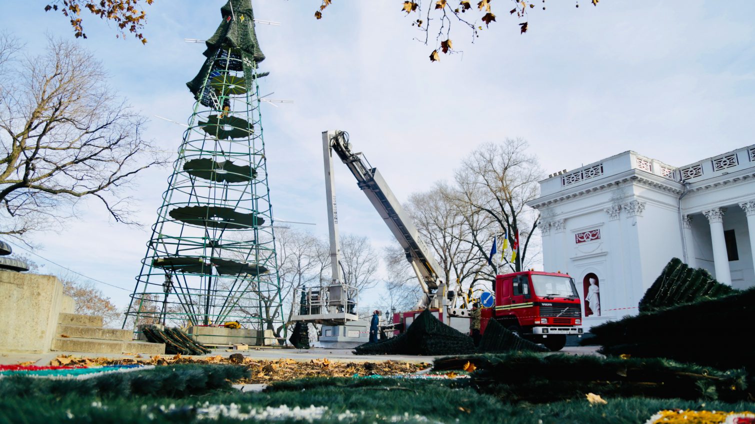 В Одессе устанавливают главную елку: на нее выделили 538 тысяч гривен (фото, видео) «фото»