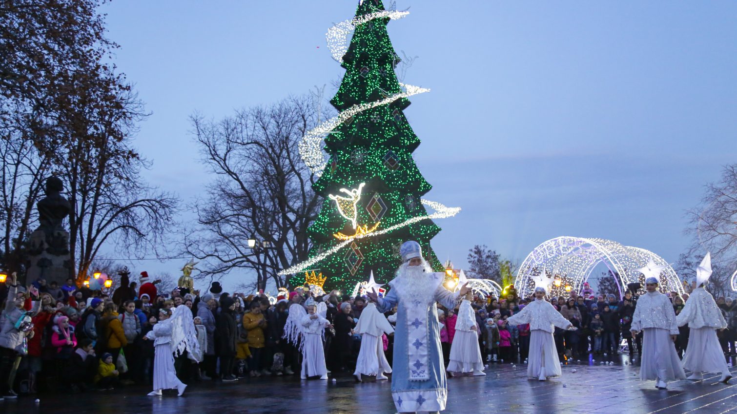 На Думской площади торжественно открыли праздничную елку (фото, видео) «фото»