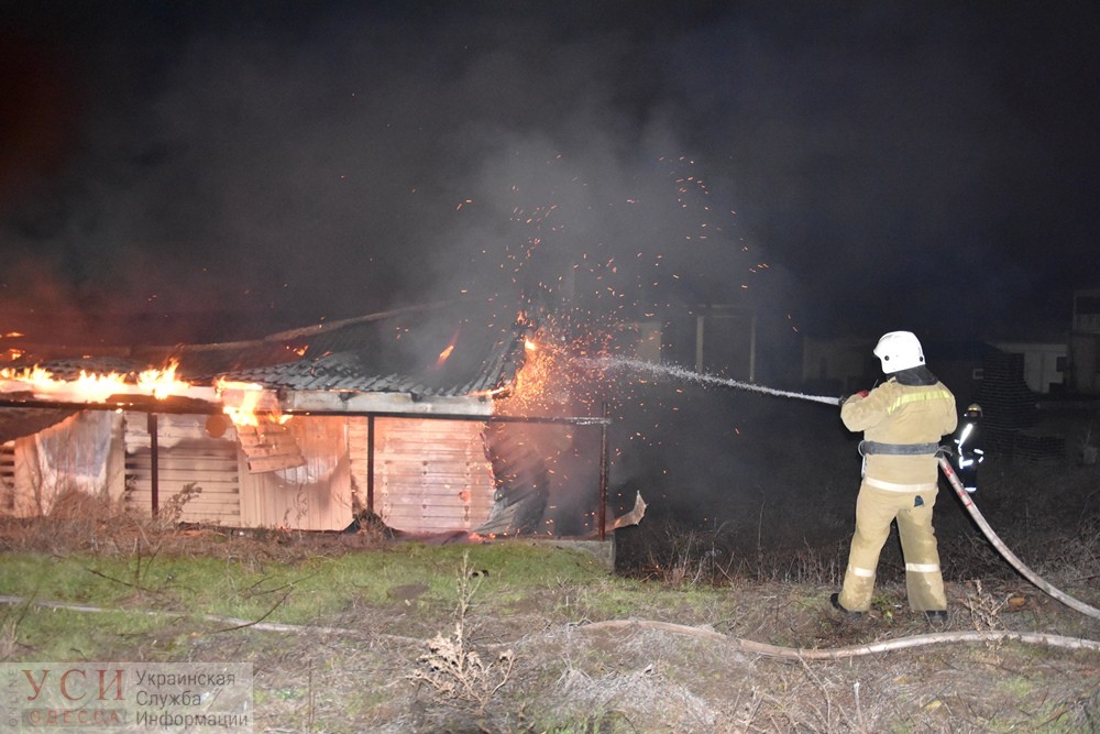 На Ланжероне ночью сгорело кафе: пожарные спасли из огня бездомного (фото) «фото»