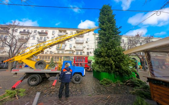 На Дерибасовской устанавливают елку, а на Приморском бульваре готовятся к ярмарке (фоторепортаж, таймлапс) usionline.com На Дерибасовской устанавливают елку, а на Приморском бульваре готовятся к ярмарке (фоторепортаж, таймлапс) «фото»