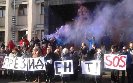 Земельные аферы в Затоке: под Одесской ОГА жгли файеры, а СБУ задерживает чиновников поссовета (фото) «фото»