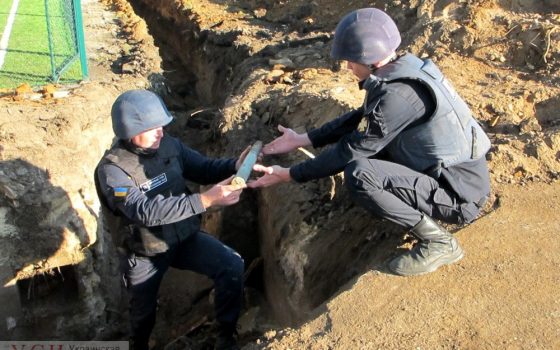Под Одессой уничтожили три сотни найденных на школьном стадионе снарядов (фото) usionline.com Под Одессой уничтожили три сотни найденных на школьном стадионе снарядов (фото) «фото»