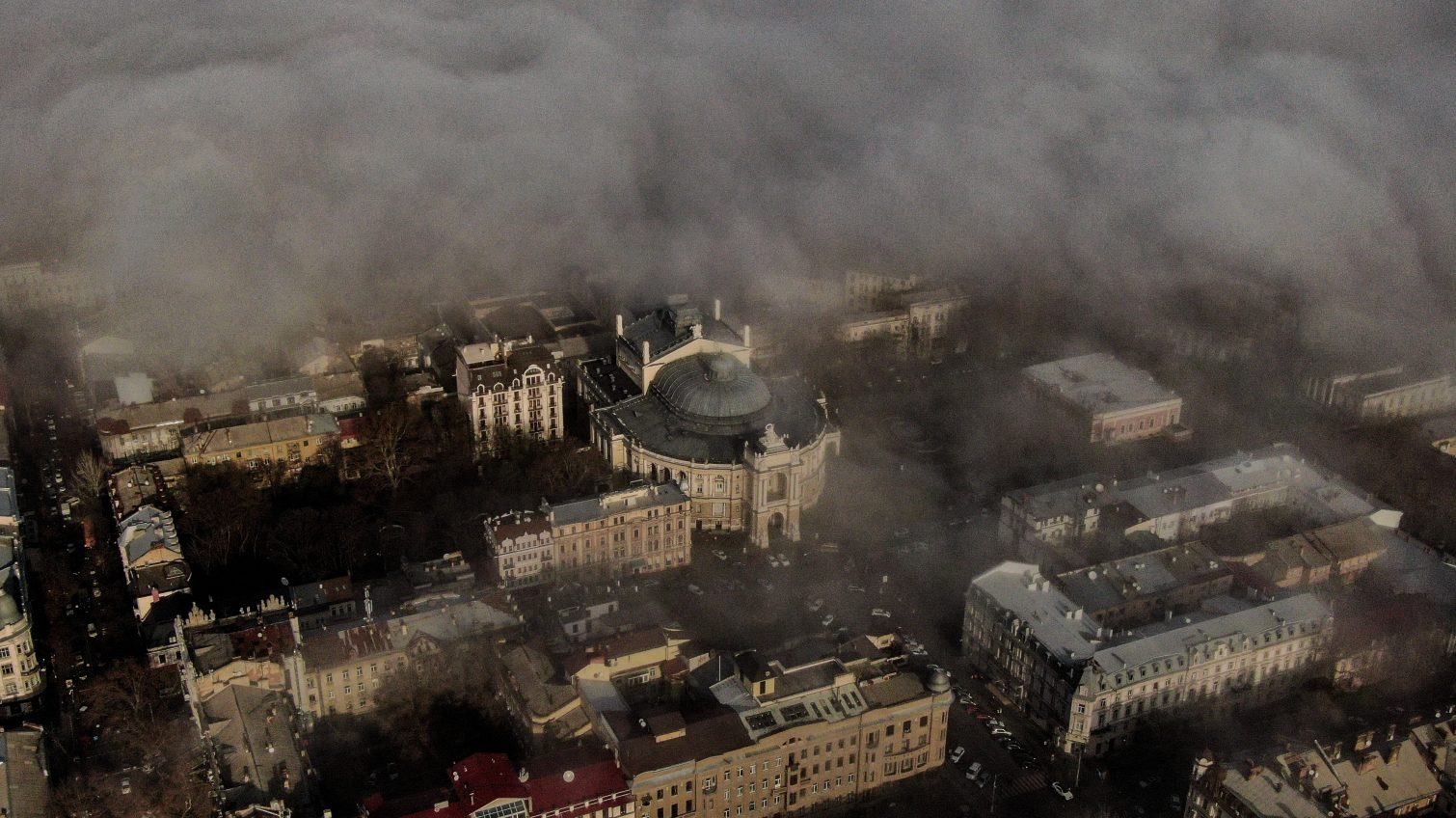 Волна над Оперным и город в сумраке: красота одесского тумана с высоты и на земле (фото, аэросъемка) «фото»
