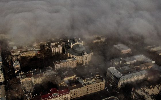 Волна над Оперным и город в сумраке: красота одесского тумана с высоты и на земле (фото, аэросъемка) «фото»