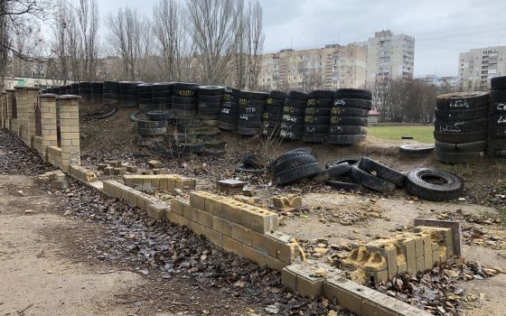 Наша песня хороша: многострадальный забор у школы на Таирова снова упал (фото) «фото»