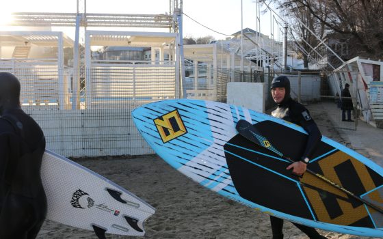 Наше море: одесситы массово отправились гулять на побережье, а серферы рассекали волны (фоторепортаж) «фото»