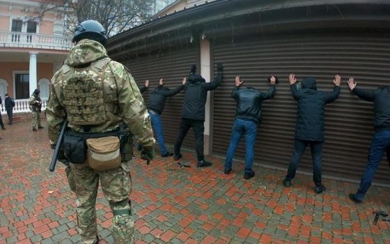 Охранять от охранников: в Одессе полиция разнимала сцепившихся между собой бойцов частных охранных фирм (видео) «фото»