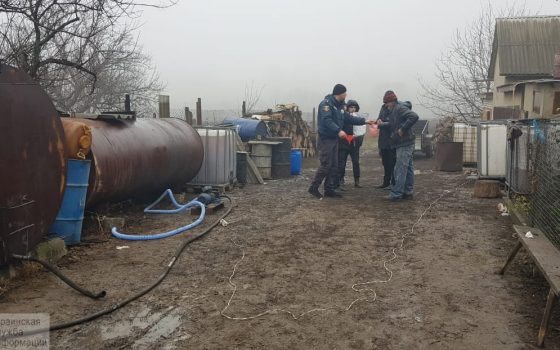Семья кировоградского экс-полицейского наладила кражи подсолнечного масла по дороге в одесский порт (фото, видео) usionline.com Семья кировоградского экс-полицейского наладила кражи подсолнечного масла по дороге в одесский порт (фото, видео) «фото»