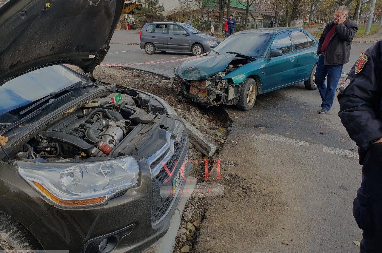 На Глушко столкнулись два автомобиля, есть пострадавшие (фото) «фото»