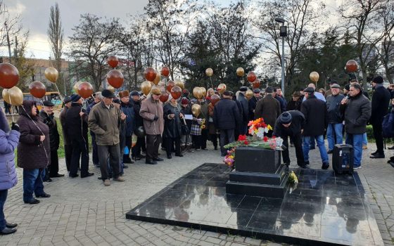 Верные “жуковцы” отпраздновали день рождения кумира (фото) usionline.com Верные “жуковцы” отпраздновали день рождения кумира (фото) «фото»