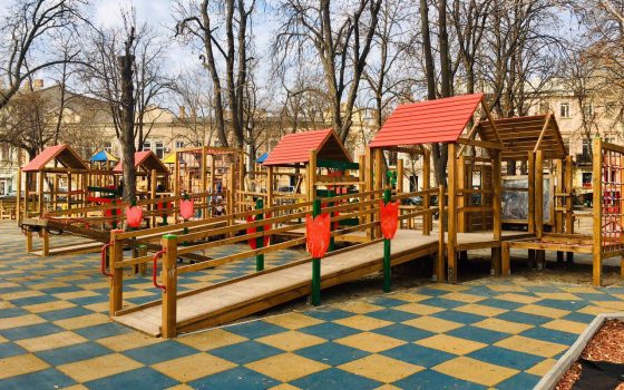 Качели на Соборной площади, где травмировались дети: что изменилось месяц спустя (фото, обновлено) usionline.com Качели на Соборной площади, где травмировались дети: что изменилось месяц спустя (фото, обновлено) «фото»