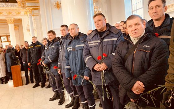 Плакали все: в Спасо-Преображенском соборе попрощались с пожарным, погибшим на трагическом пожаре (фото) usionline.com Плакали все: в Спасо-Преображенском соборе попрощались с пожарным, погибшим на трагическом пожаре (фото) «фото»