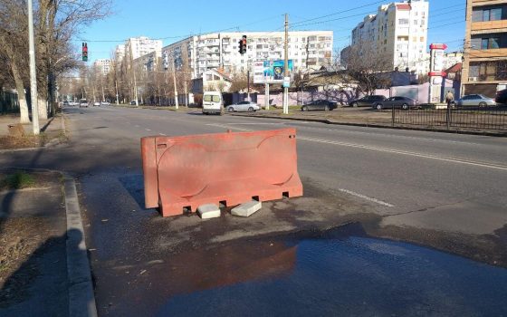 У школы на 8 станции Фонтана прорывало трубу и затопило проезжую часть (фото, видео) usionline.com У школы на 8 станции Фонтана прорывало трубу и затопило проезжую часть (фото, видео) «фото»