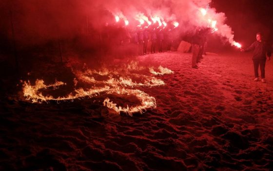 В Одессе активисты зажгли огни в форме букв “SOS” на пляже, который пытаются застроить, и записали обращение к президенту (фото, видео) usionline.com В Одессе активисты зажгли огни в форме букв “SOS” на пляже, который пытаются застроить, и записали обращение к президенту (фото, видео) «фото»