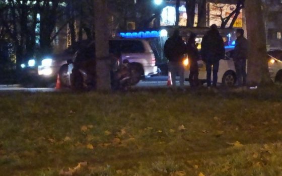 На Адмиральском проспекте легковушка влетела в столб, образовав пробку «фото»