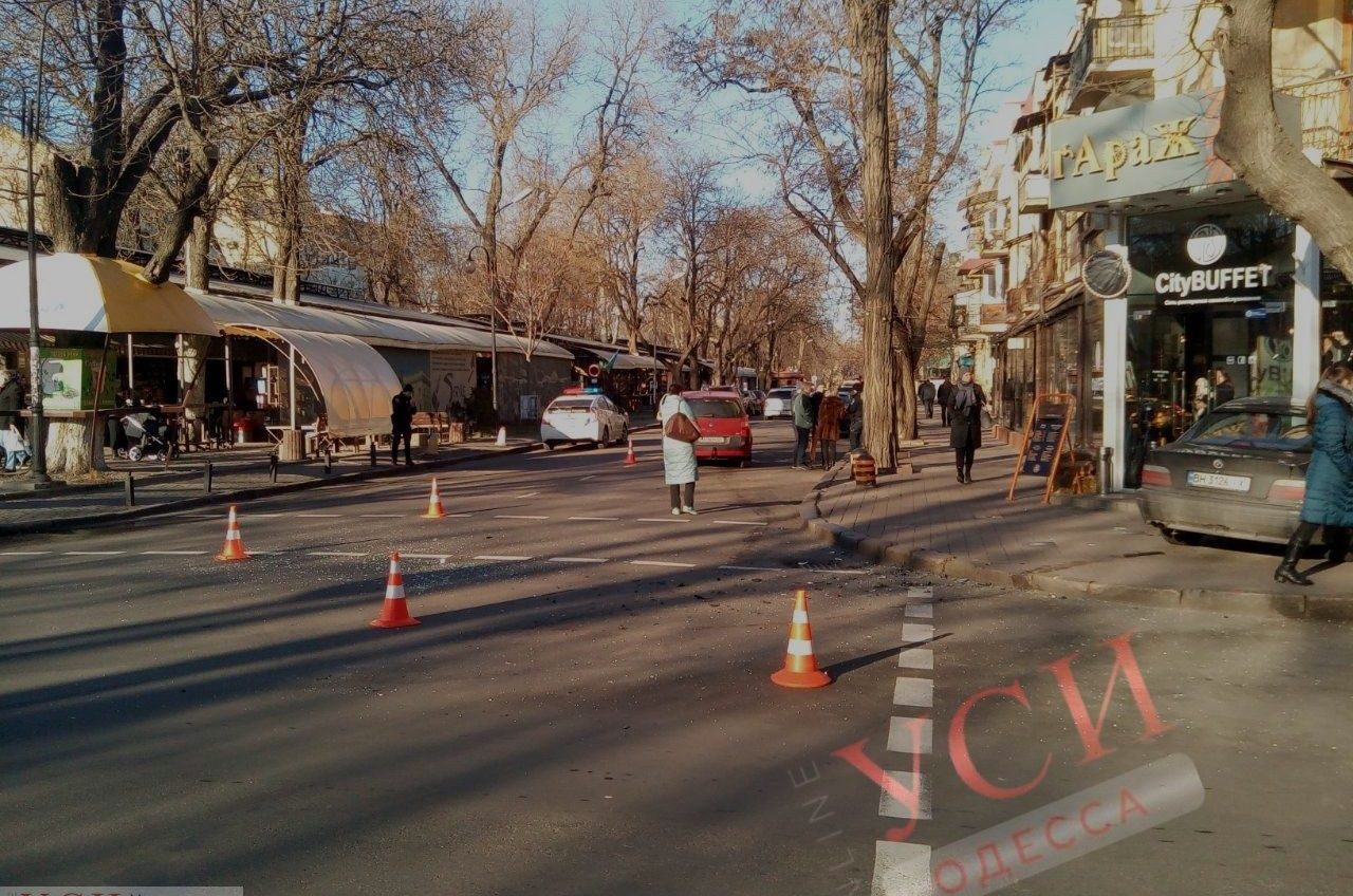 Авария на Александровском проспекте: автомобиль выбросило на тротуар (видео) «фото»