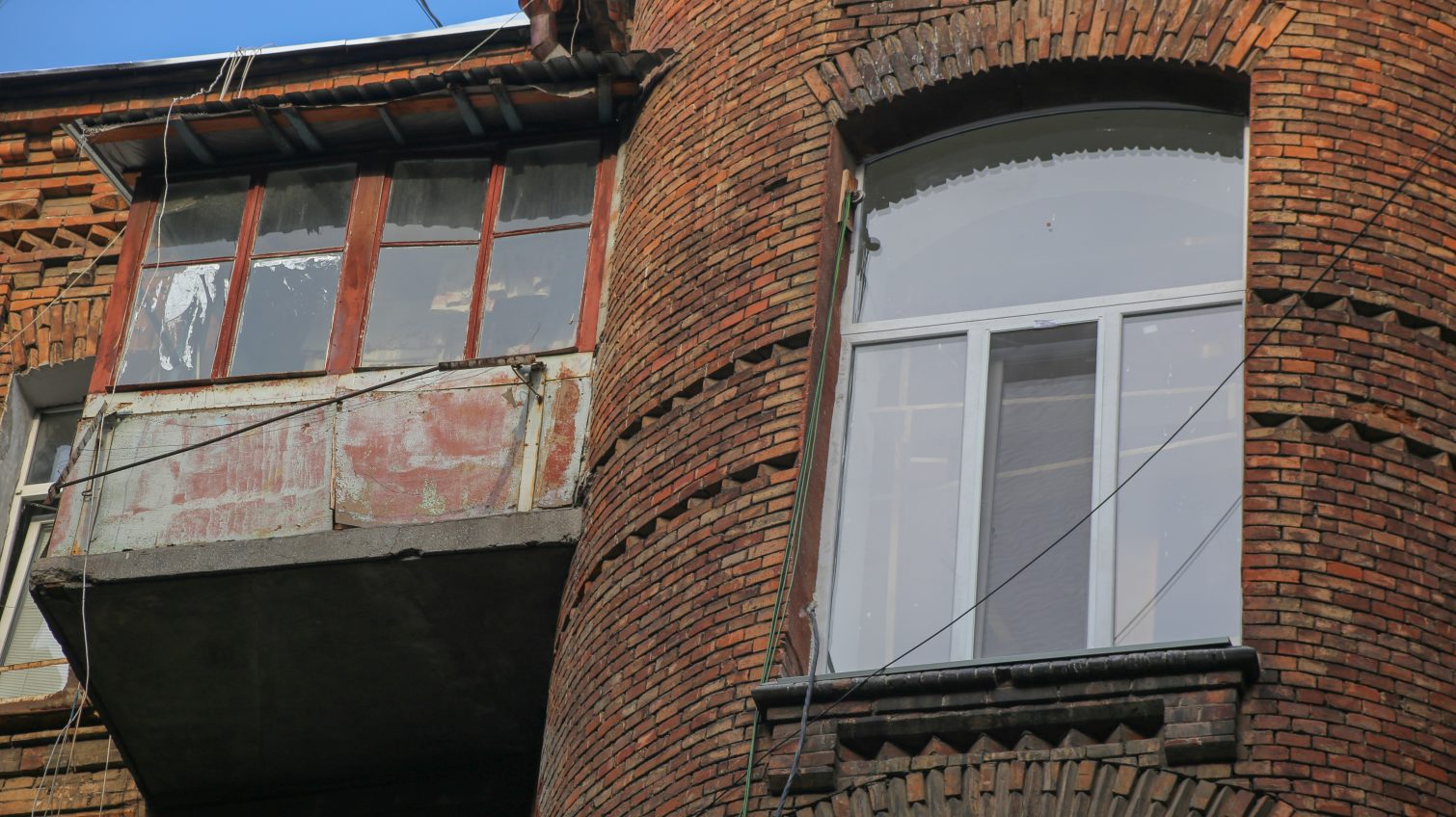 На Спиридоновской в памятнике архитектуры старинное окно парадной заменили на металлопластиковое (фото) «фото»