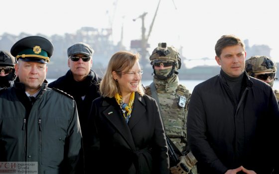 “США стоят рядом с Украиной”: Кристина Квин в Одессе передала морякам оборудование и встретилась с инвесторами нашего города (фото) usionline.com “США стоят рядом с Украиной”: Кристина Квин в Одессе передала морякам оборудование и встретилась с инвесторами нашего города (фото) «фото»