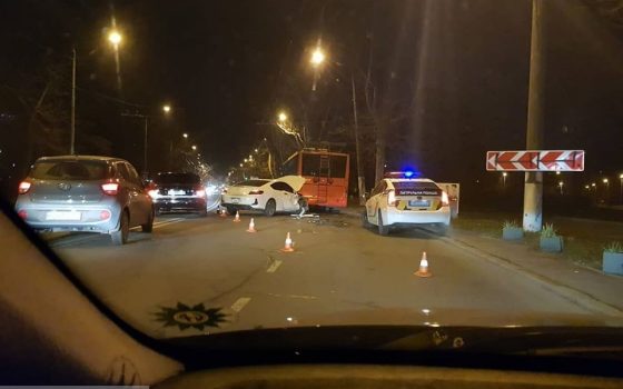 В Одессе автомобиль врезался в троллейбус (фото) «фото»