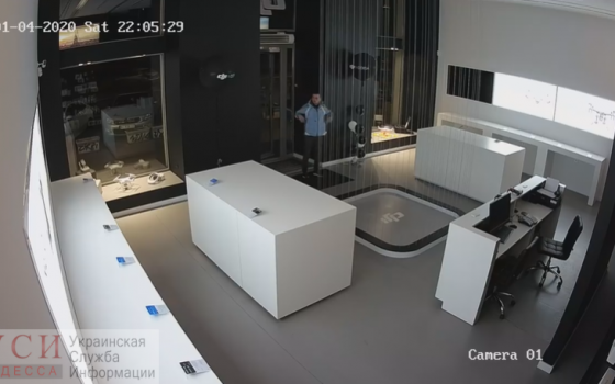 В Одессе мужчина украл два дрона из магазина и попал на видео (фото, видео) usionline.com В Одессе мужчина украл два дрона из магазина и попал на видео (фото, видео) «фото»