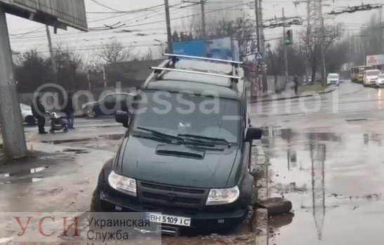 На Таирова внедорожник провалился под тротуар usionline.com На Таирова внедорожник провалился под тротуар «фото»