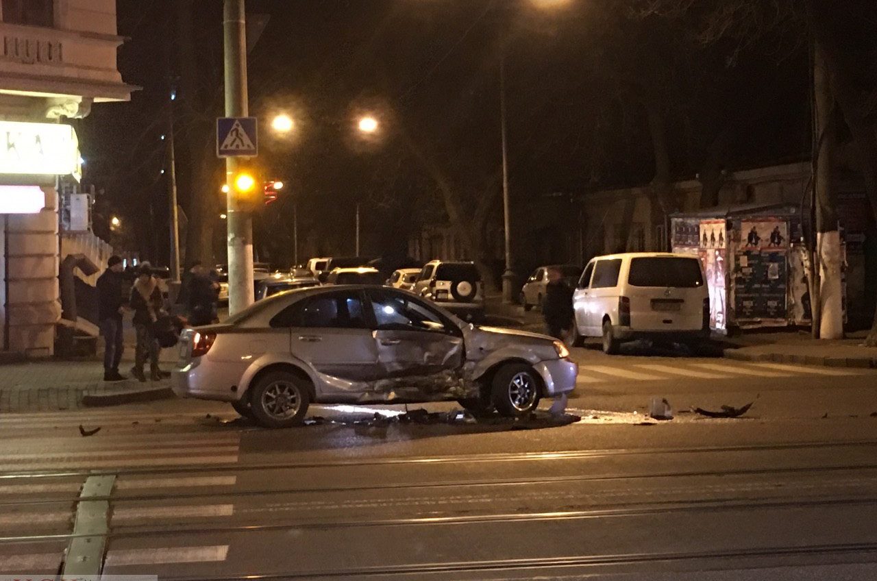 На Тираспольской столкнулось два автомобиля: в одном из них ехали дети (фото) «фото»