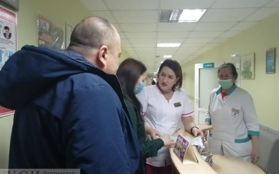 Скандал в больнице: мать требовала вернуть младенца, службы говорят – его оставили на ночь в квартире с пожилой женщиной (фото, видео) «фото»