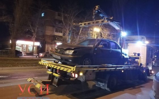 Авария на Таирова: водитель влетел в остановку (фото, видео) «фото»