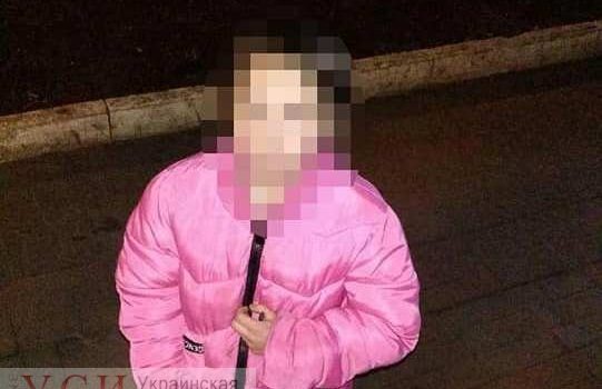 Заигралась допоздна: патрульные вернули домой 10-летнюю девочку «фото»
