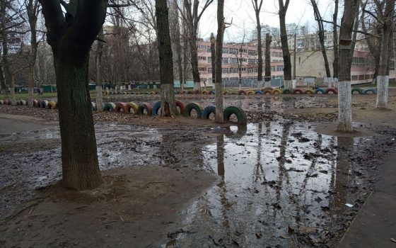 Сток на Королева, который регулярно забивается мусором, очистили и включили в план регулярных промывок «фото»