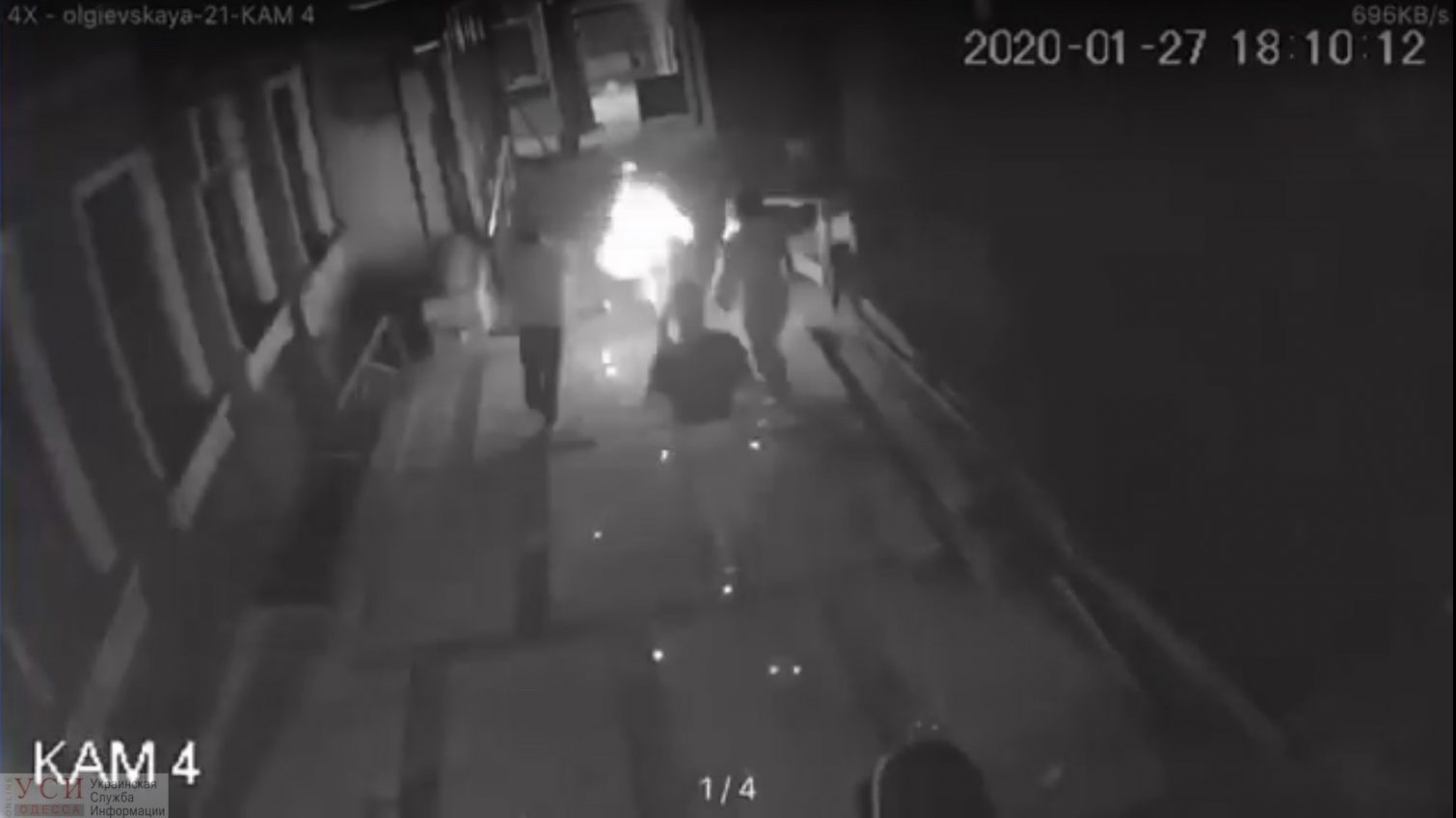В центре Одессы женщина пыталась сжечь себя: она в реанимации (видео) ОБНОВЛЕНО «фото»