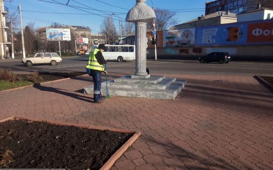 Вандалы разрисовали семь памятников в центре Одессы и лифт в Греческом парке (фото) «фото»