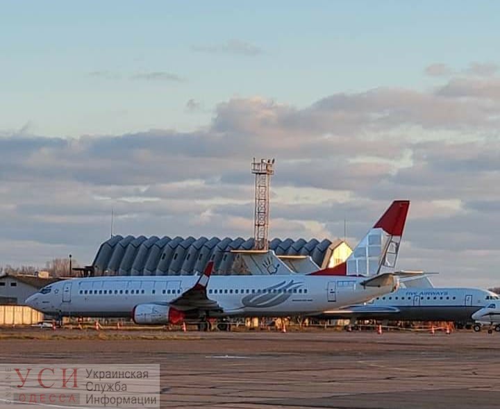 Самолет Turkish Airlines, аварийно севший в Одесском аэропорту, продолжает простаивать рядом с ангарами «фото»