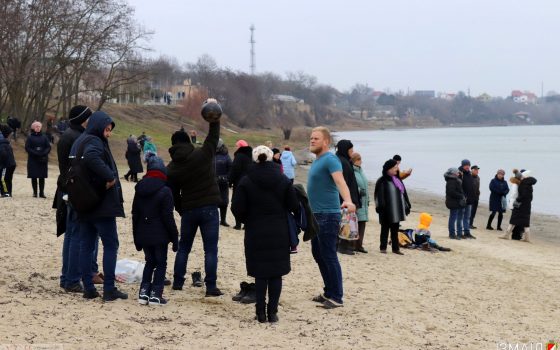 В именных халатах, с гирями и селфи: в водоемах Одесской области массовые крещенские купания (фото, видео) usionline.com В именных халатах, с гирями и селфи: в водоемах Одесской области массовые крещенские купания (фото, видео) «фото»