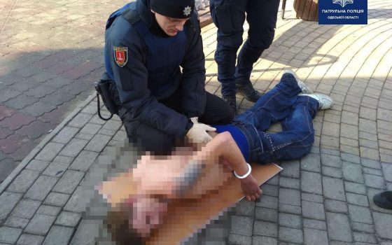 На Таирова мужчина угрожал прохожим ножницами usionline.com На Таирова мужчина угрожал прохожим ножницами «фото»