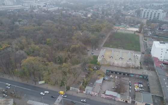 Преображенский парк в Одессе зачищают от деревьев под парковку для посетителей спорткомплекса (фото, видео) «фото»