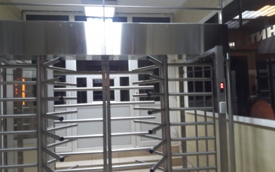 В офисе одесской налоговой убрали мощный турникет, которым возмущались журналисты и общественники (фото) «фото»