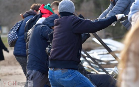 Жители домов у парка “Юность” снесли забор вокруг стройки на его границе  (фото) «фото»