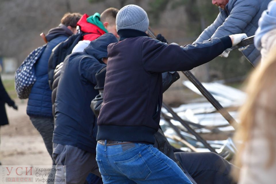 Жители домов у парка “Юность” снесли забор вокруг стройки на его границе  (фото) «фото»