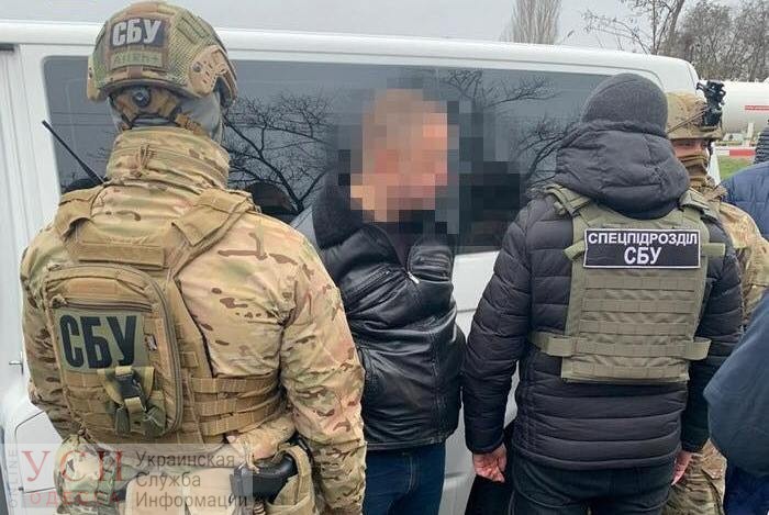 В Одессе чиновников миграционной службы, “помогавших” иностранцам за 3-5 тысяч долларов, задержала СБУ (фото) «фото»