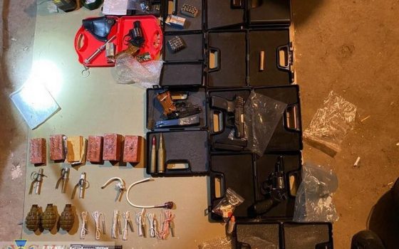 Сотрудники одесской СБУ поймали бывших военных на торговле оружием «фото»