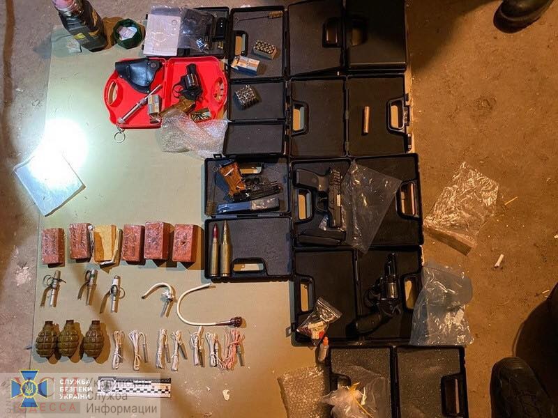 Сотрудники одесской СБУ поймали бывших военных на торговле оружием «фото»
