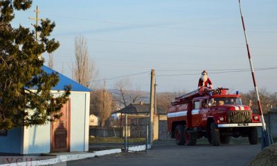 Дед Мороз верхом на пожарной машине поздравлял детей в райцентре Одесской области с новогодними праздниками (фото) «фото»