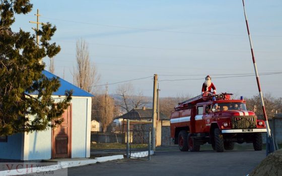 Дед Мороз верхом на пожарной машине поздравлял детей в райцентре Одесской области с новогодними праздниками (фото) «фото»